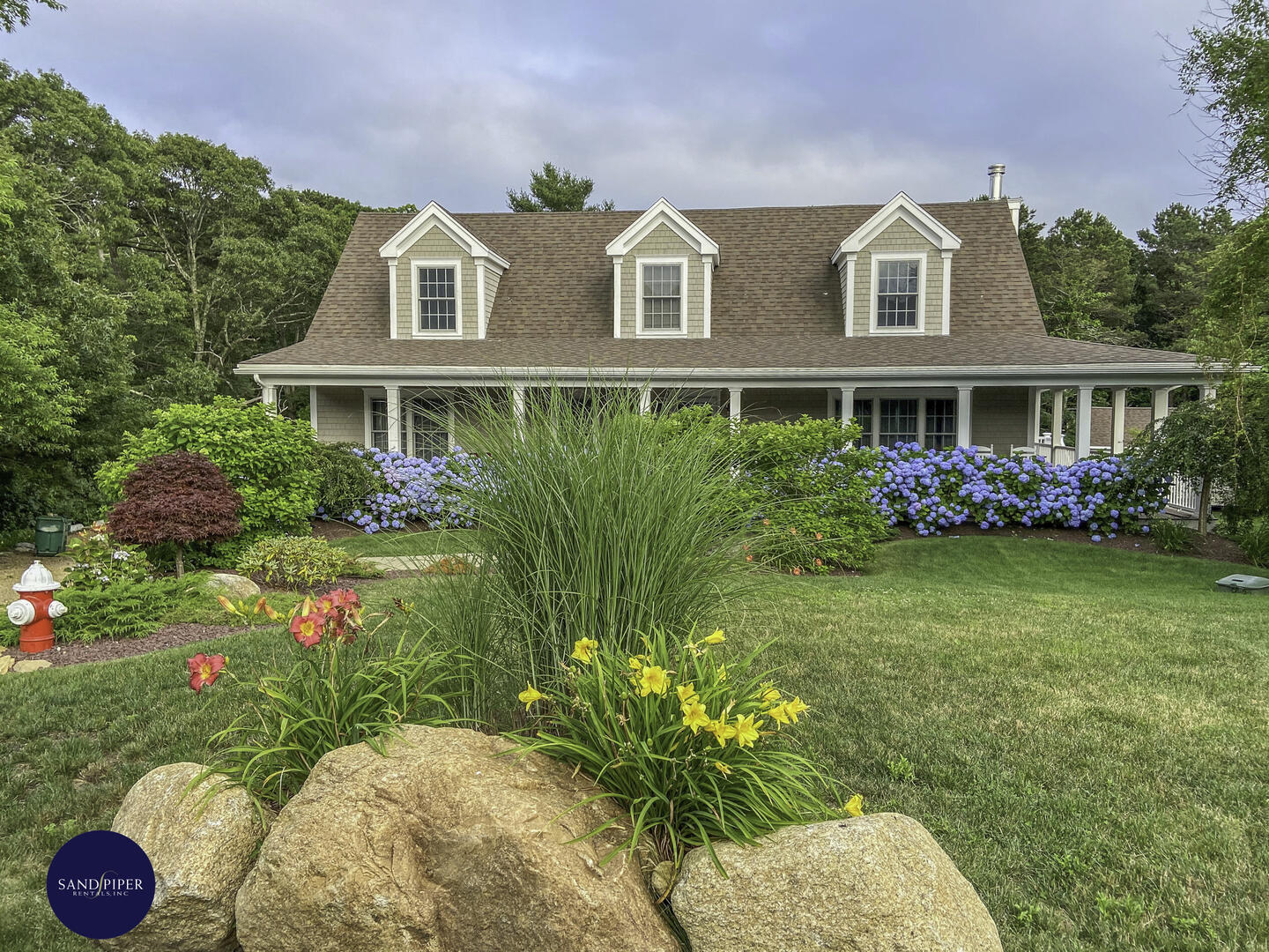 Cape Cod Home 995408