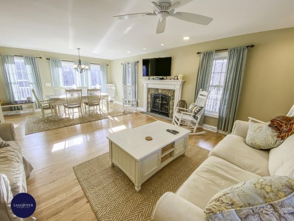 Cape Cod Home 995408