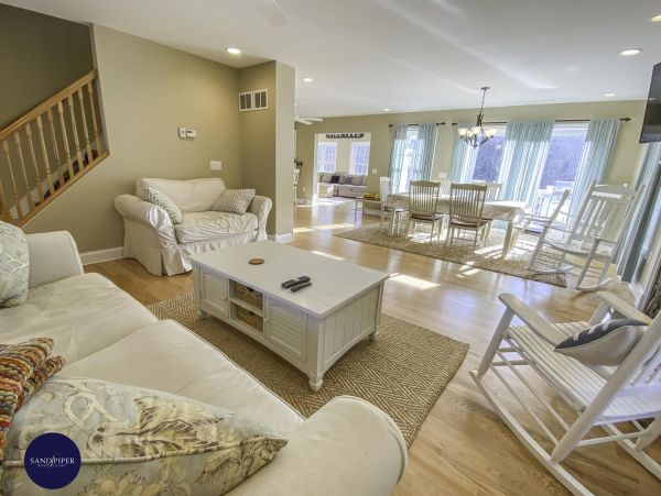 Cape Cod Home 995408