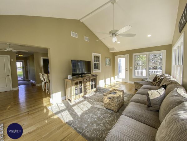 Cape Cod Home 995408