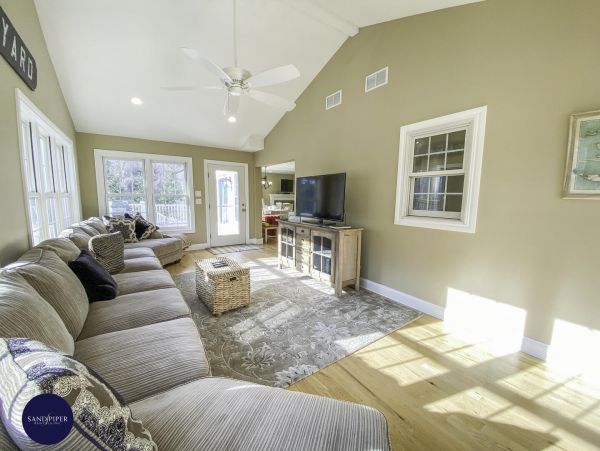 Cape Cod Home 995408