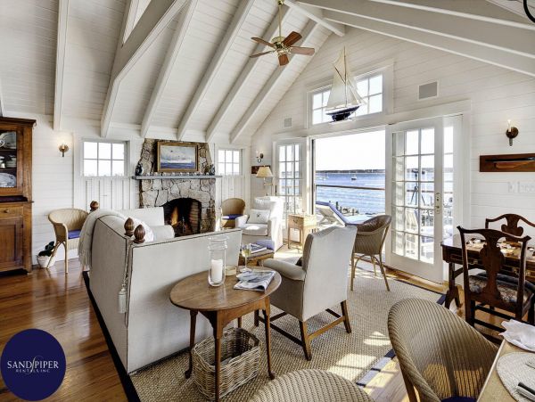 Cape Cod Home 995412