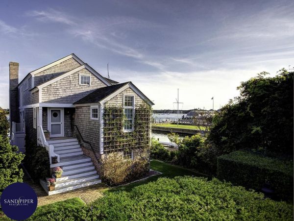 Cape Cod Home 995412