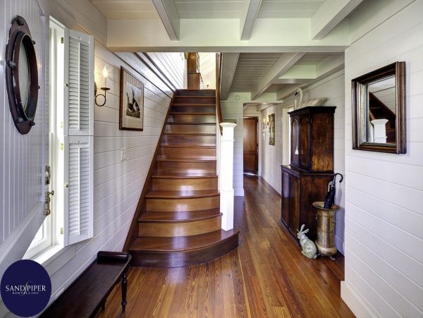 Cape Cod Home 995412