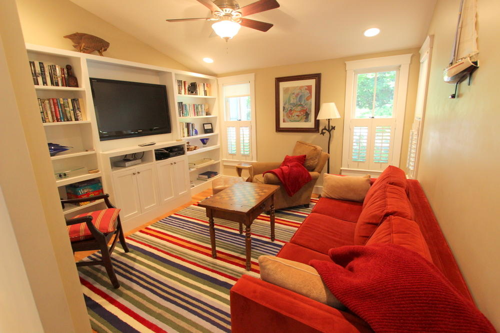 Cape Cod Home 995416