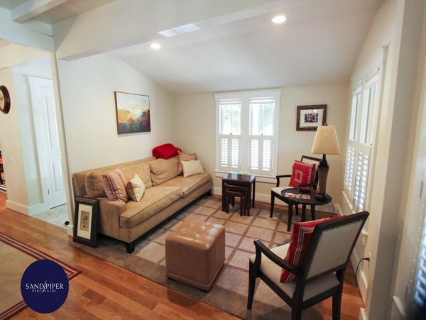 Cape Cod Home 995416
