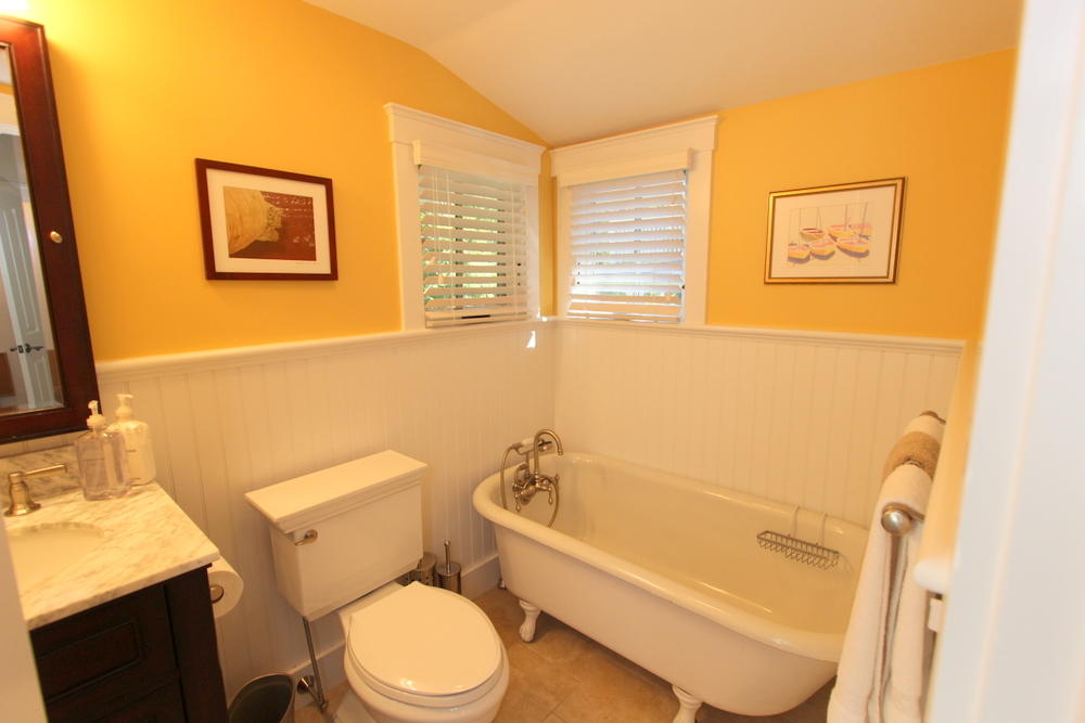 Cape Cod Home 995416