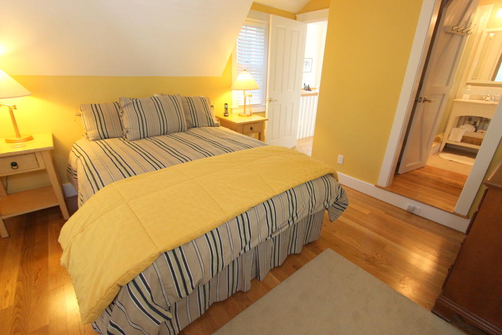 Cape Cod Home 995416