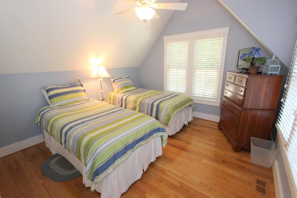 Cape Cod Home 995416