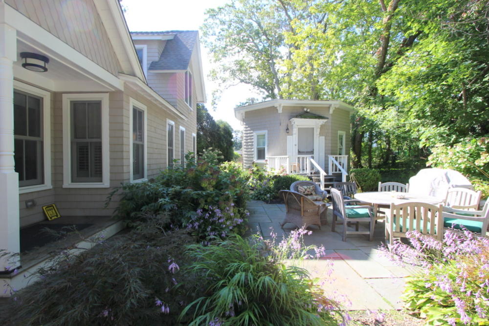 Cape Cod Home 995416