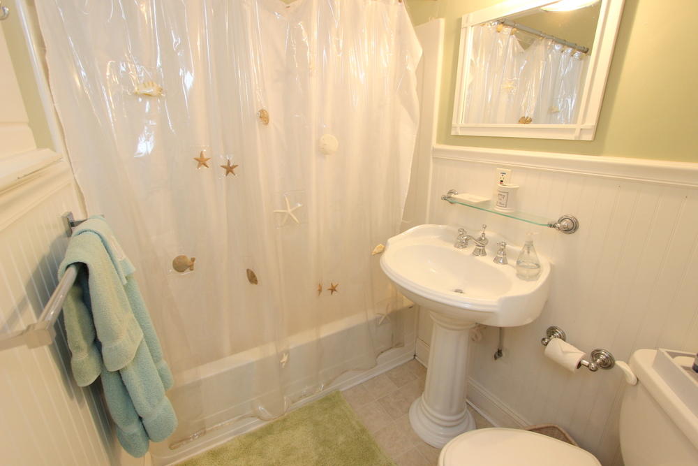 Cape Cod Home 995416