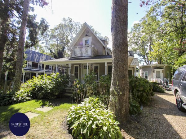Cape Cod Home 995416