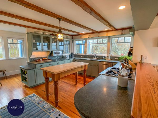 Cape Cod Home 995417