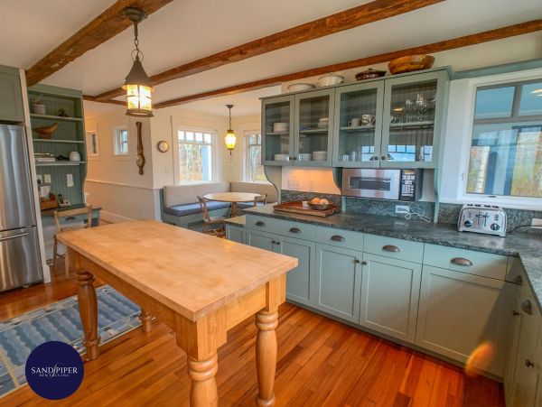 Cape Cod Home 995417