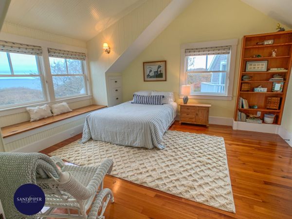 Cape Cod Home 995417