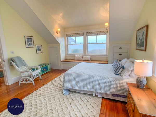 Cape Cod Home 995417