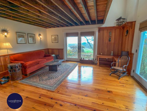 Cape Cod Home 995417