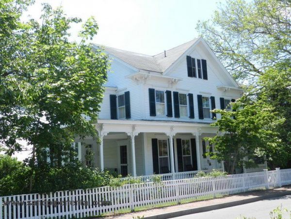 Cape Cod Home 995419