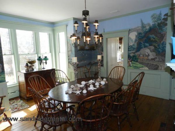 Cape Cod Home 995419