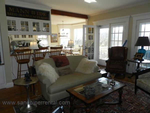 Cape Cod Home 995419