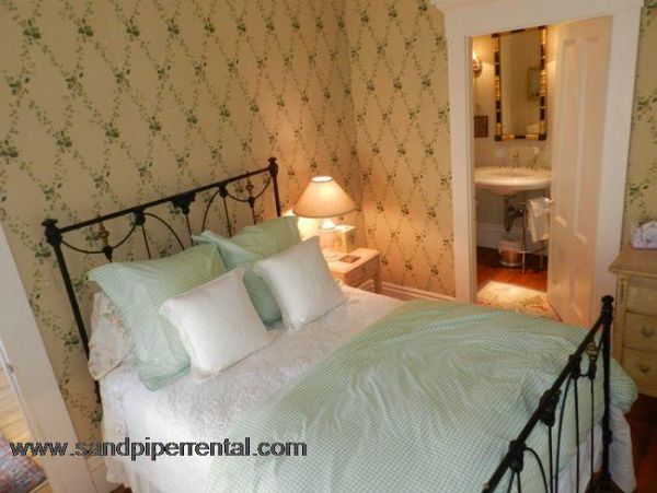 Cape Cod Home 995419