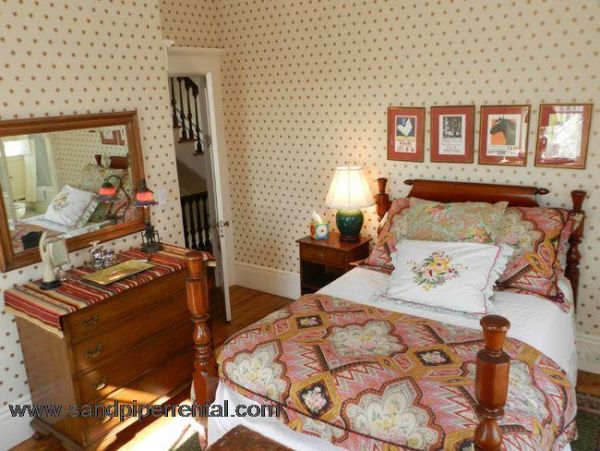 Cape Cod Home 995419