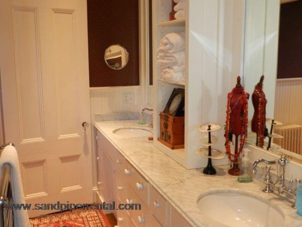 Cape Cod Home 995419
