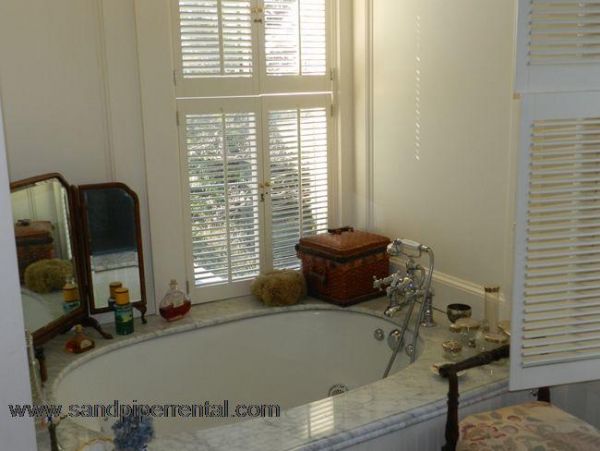 Cape Cod Home 995419
