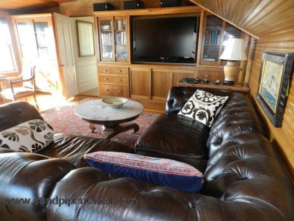 Cape Cod Home 995419