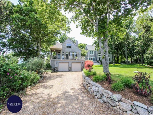 Cape Cod Home 995420