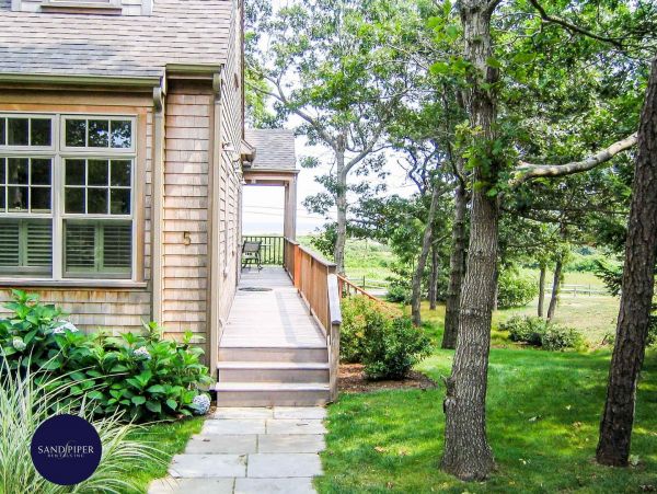 Cape Cod Home 995420
