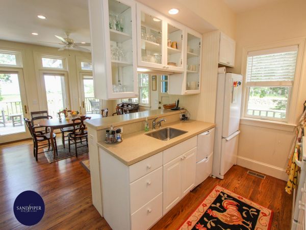 Cape Cod Home 995420
