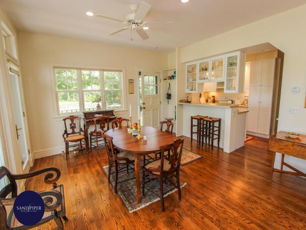 Cape Cod Home 995420