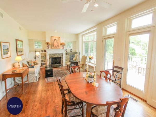 Cape Cod Home 995420