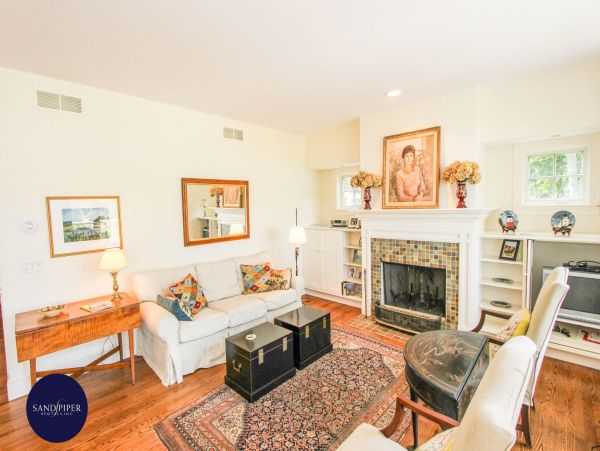 Cape Cod Home 995420