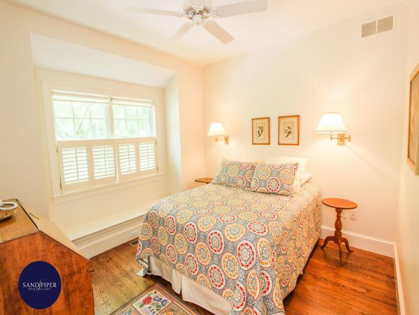 Cape Cod Home 995420