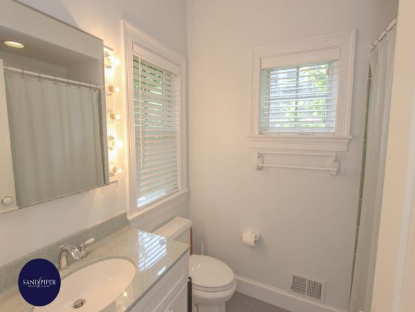 Cape Cod Home 995420