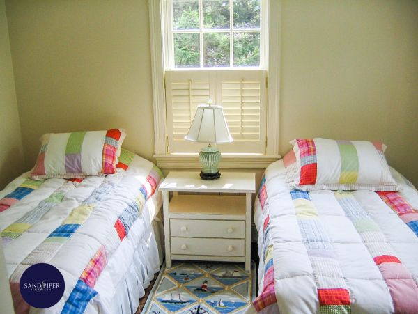 Cape Cod Home 995420
