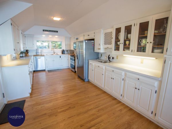 Cape Cod Home 995421