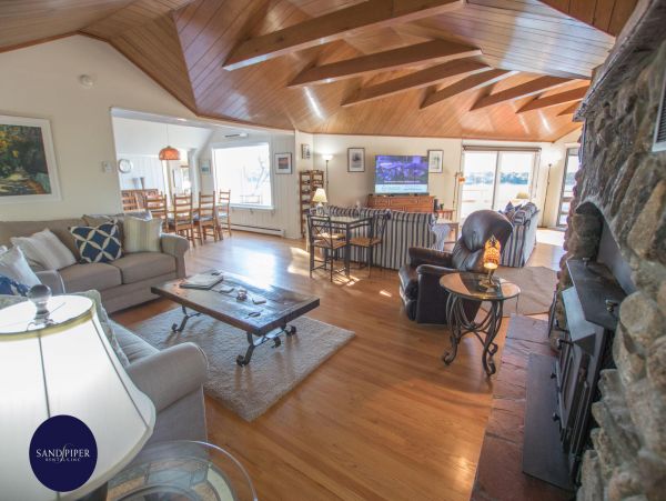 Cape Cod Home 995421