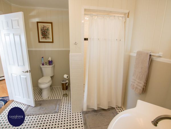 Cape Cod Home 995421