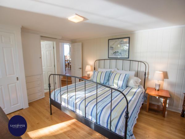 Cape Cod Home 995421