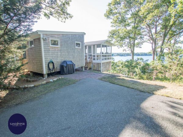 Cape Cod Home 995421