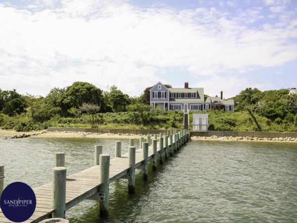 Cape Cod Home 995422