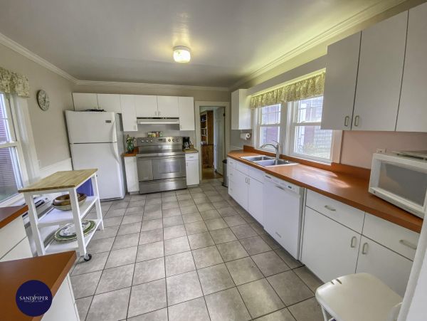 Cape Cod Home 995422