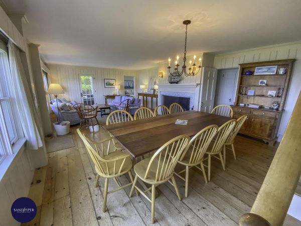 Cape Cod Home 995422