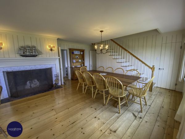 Cape Cod Home 995422