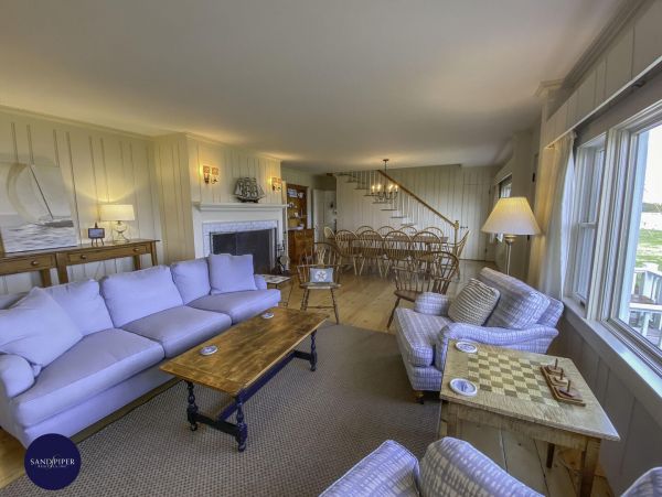 Cape Cod Home 995422