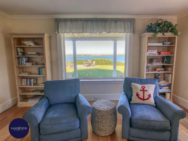Cape Cod Home 995422