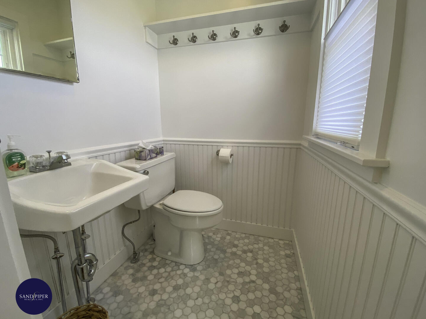 Cape Cod Home 995422